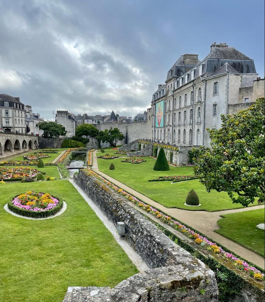 Ferienwohnung Laroche Grand Duplex Dans Le Centre Historique Avec Garage Vannes Exterior foto