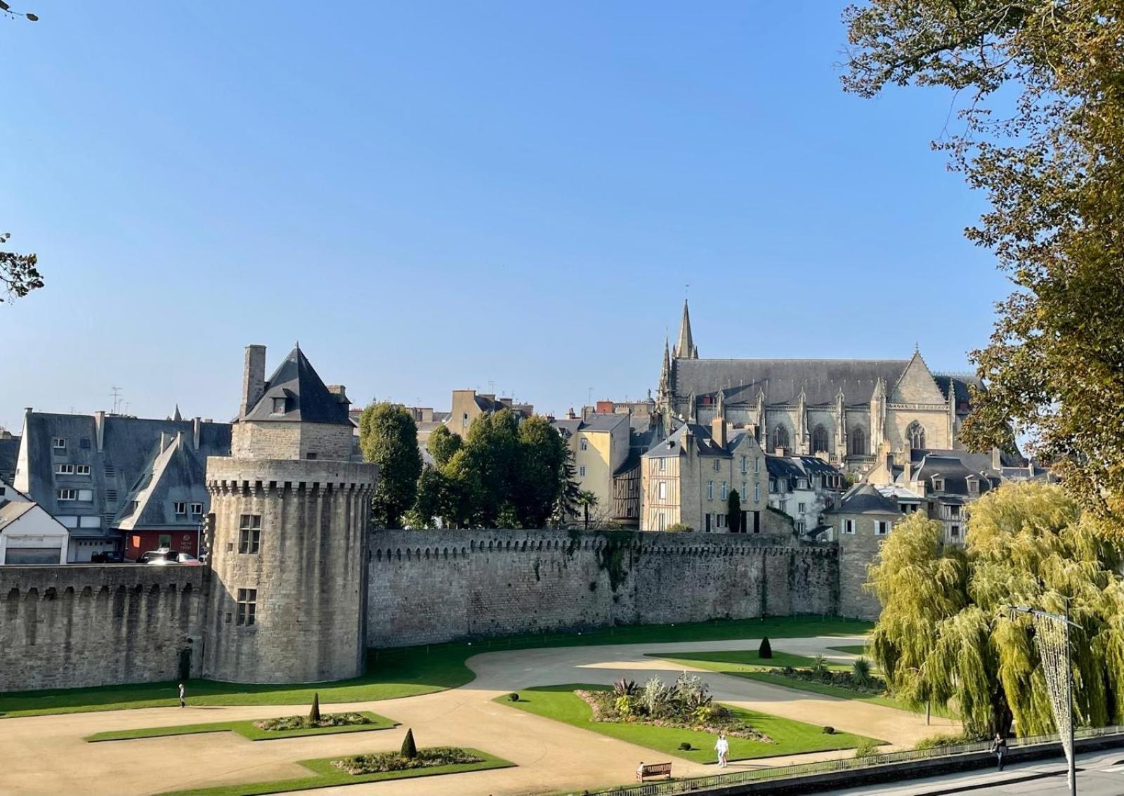 Ferienwohnung Laroche Grand Duplex Dans Le Centre Historique Avec Garage Vannes Exterior foto
