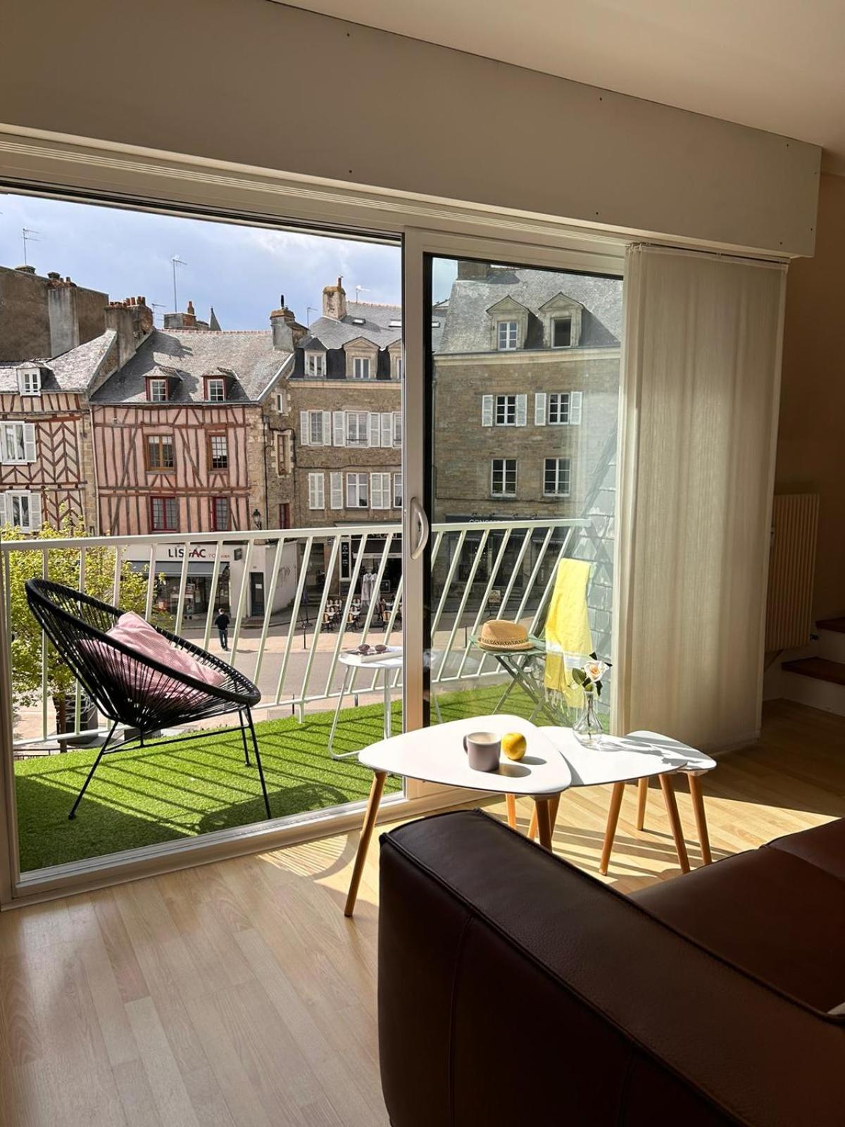 Ferienwohnung Laroche Grand Duplex Dans Le Centre Historique Avec Garage Vannes Exterior foto